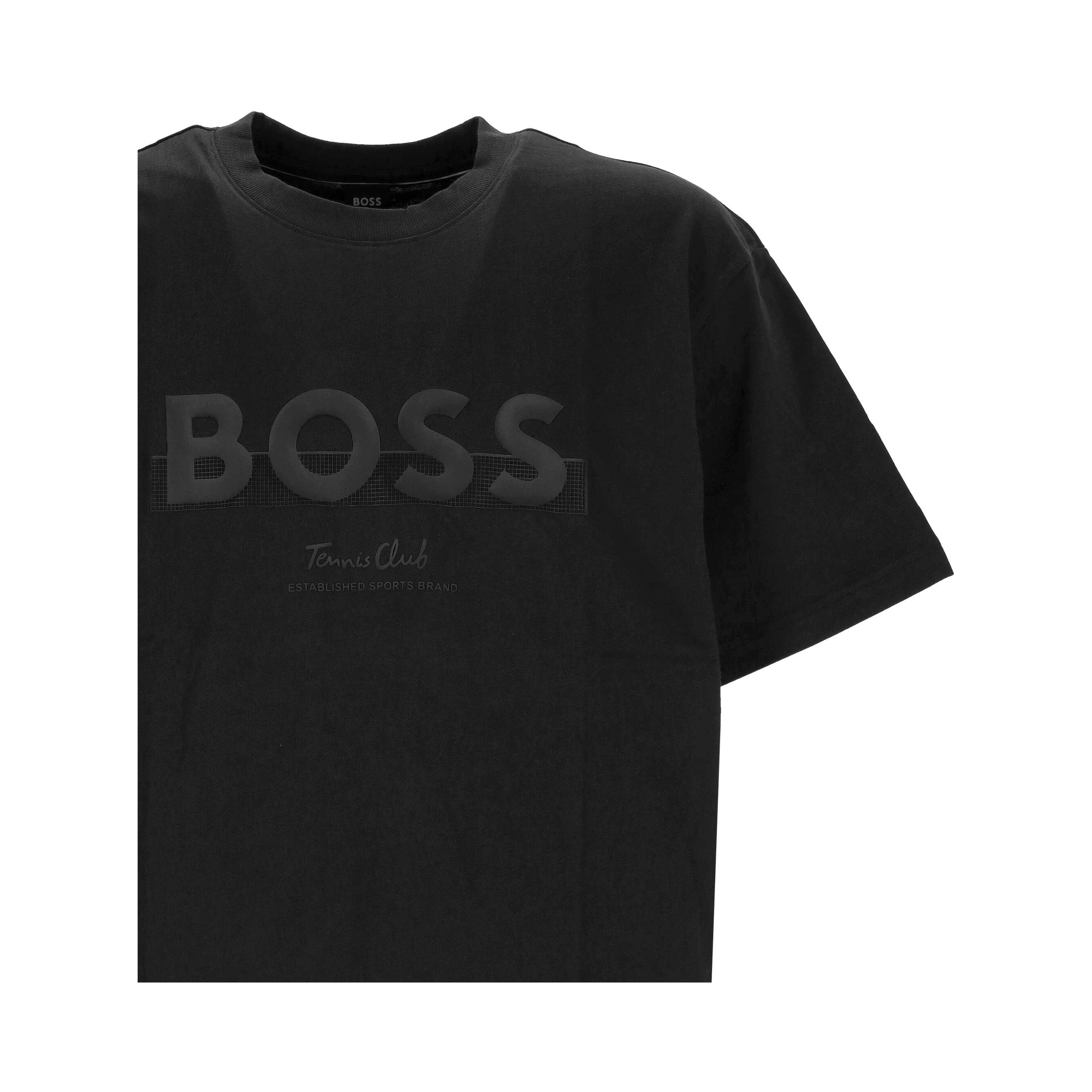 تيشيرتات وبولو سوداء من ماركة BOSS