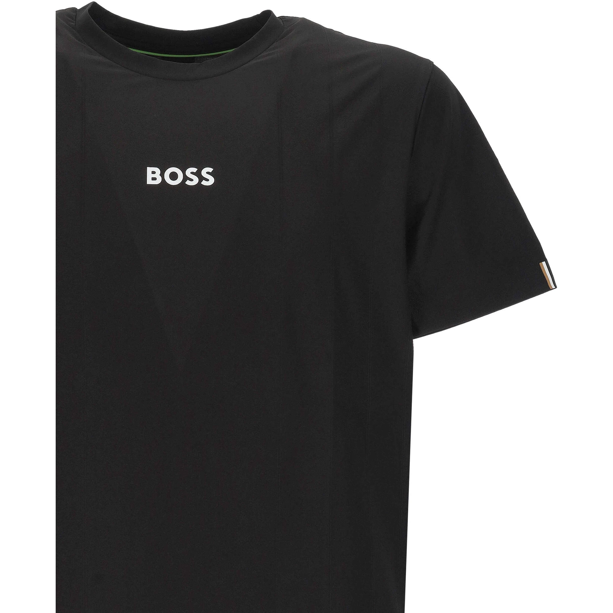 تيشيرتات وبولو سوداء من ماركة BOSS