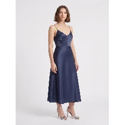 فستان من الأورجانزا الثلاثية