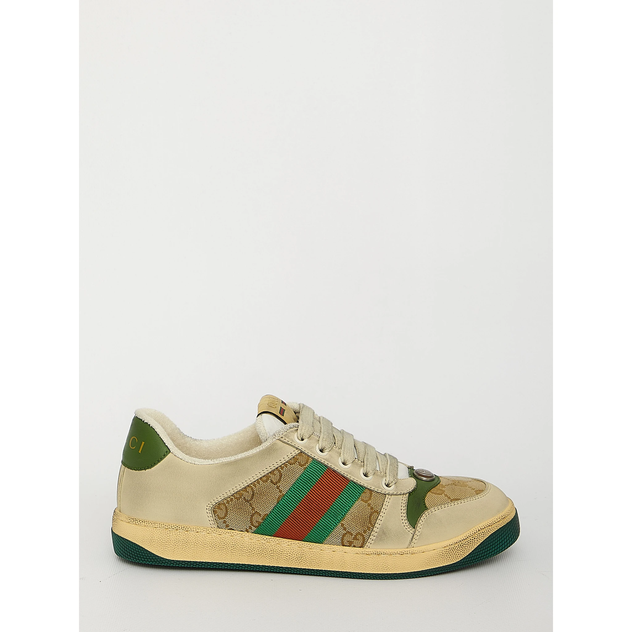 أحذية رياضية للفحص