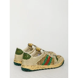 أحذية رياضية للفحص