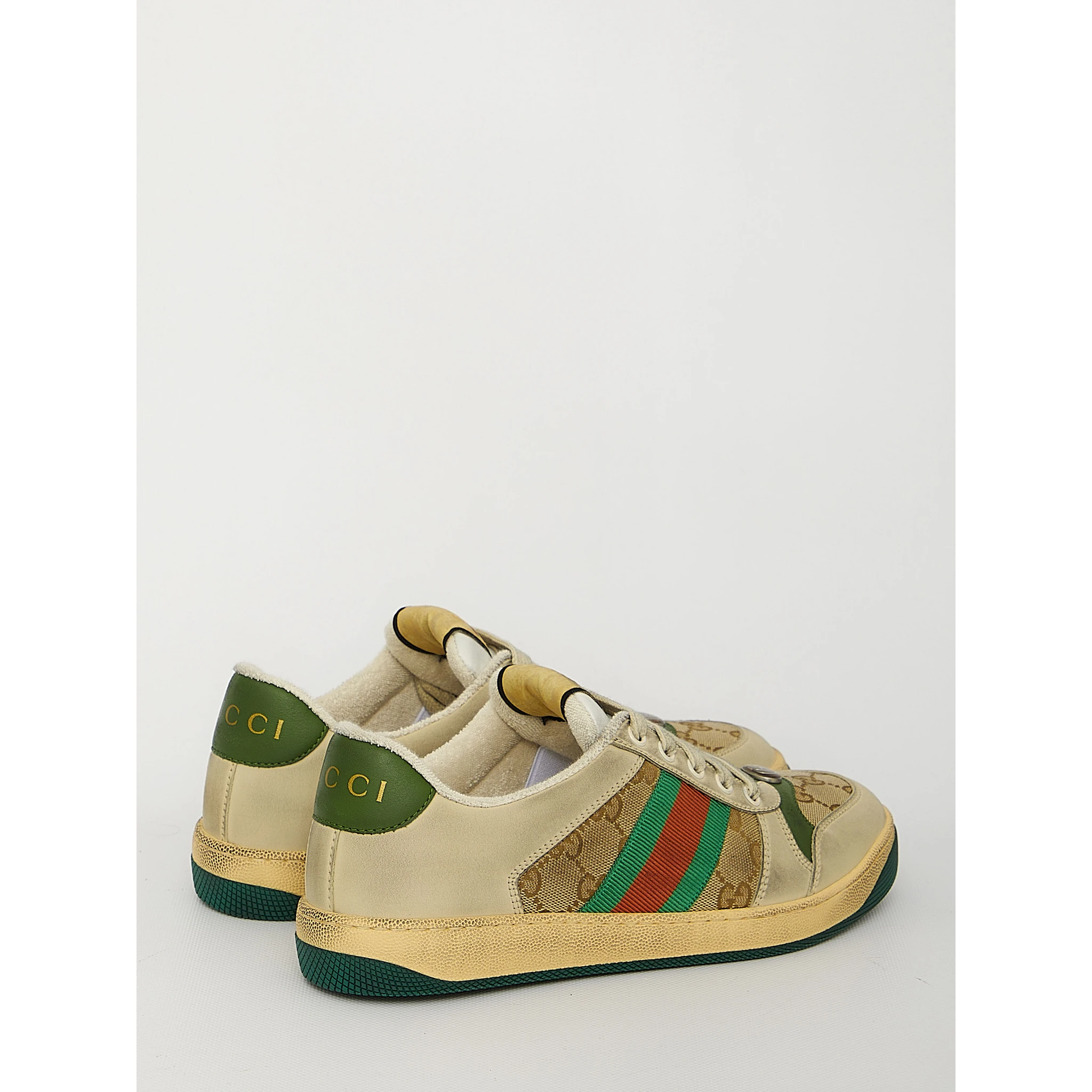 أحذية رياضية للفحص