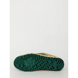 أحذية رياضية للفحص