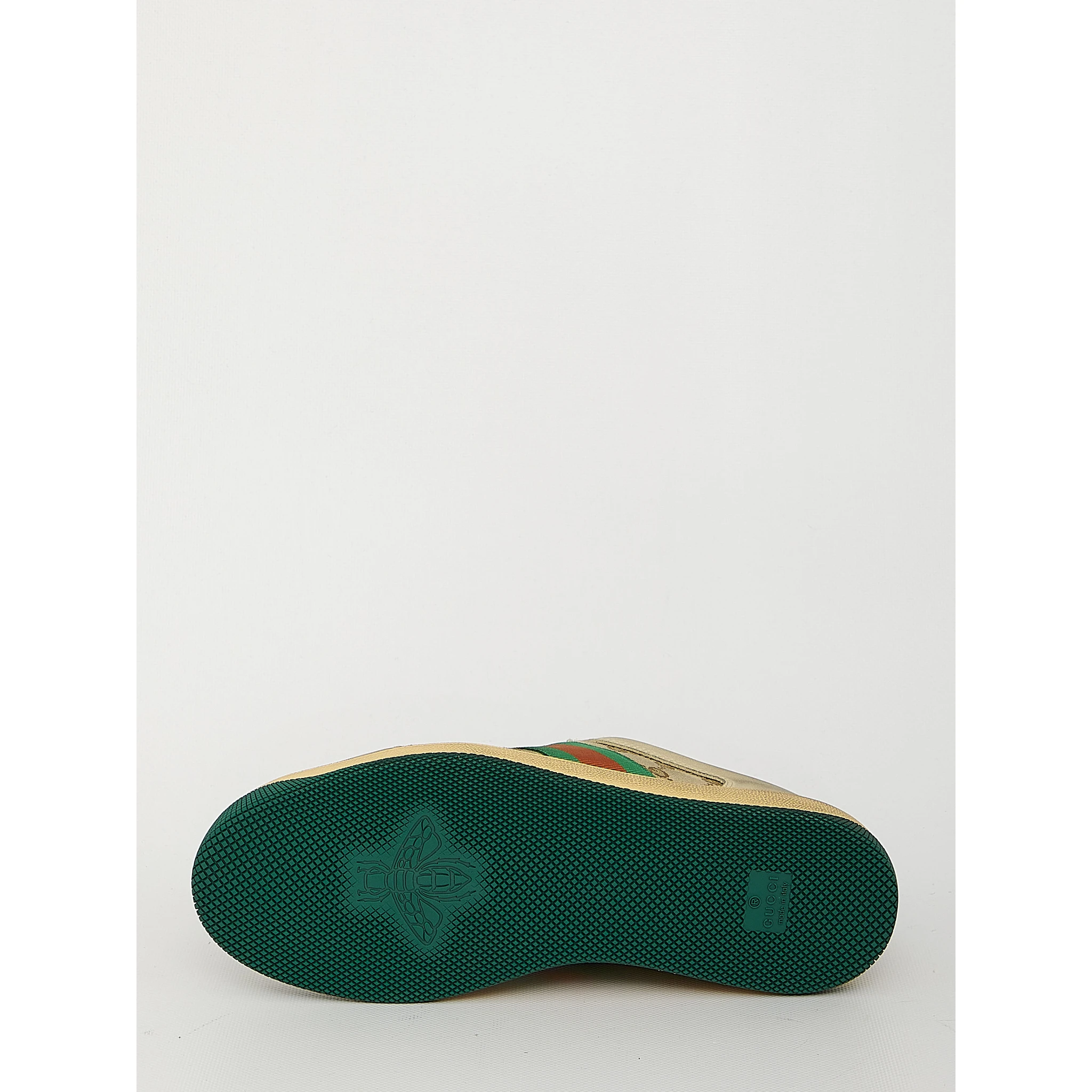 أحذية رياضية للفحص