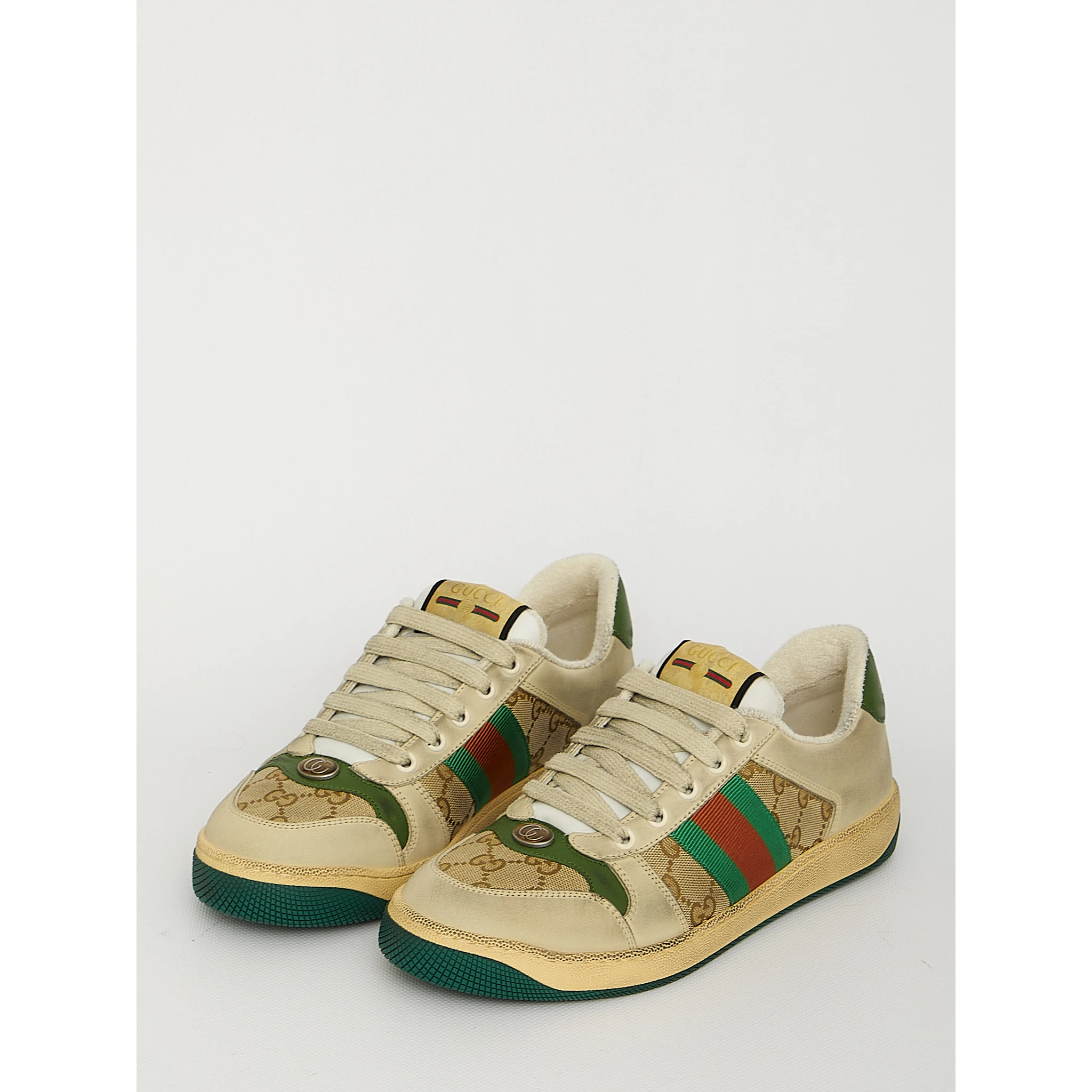 أحذية رياضية للفحص