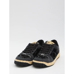 أحذية رياضية للفحص