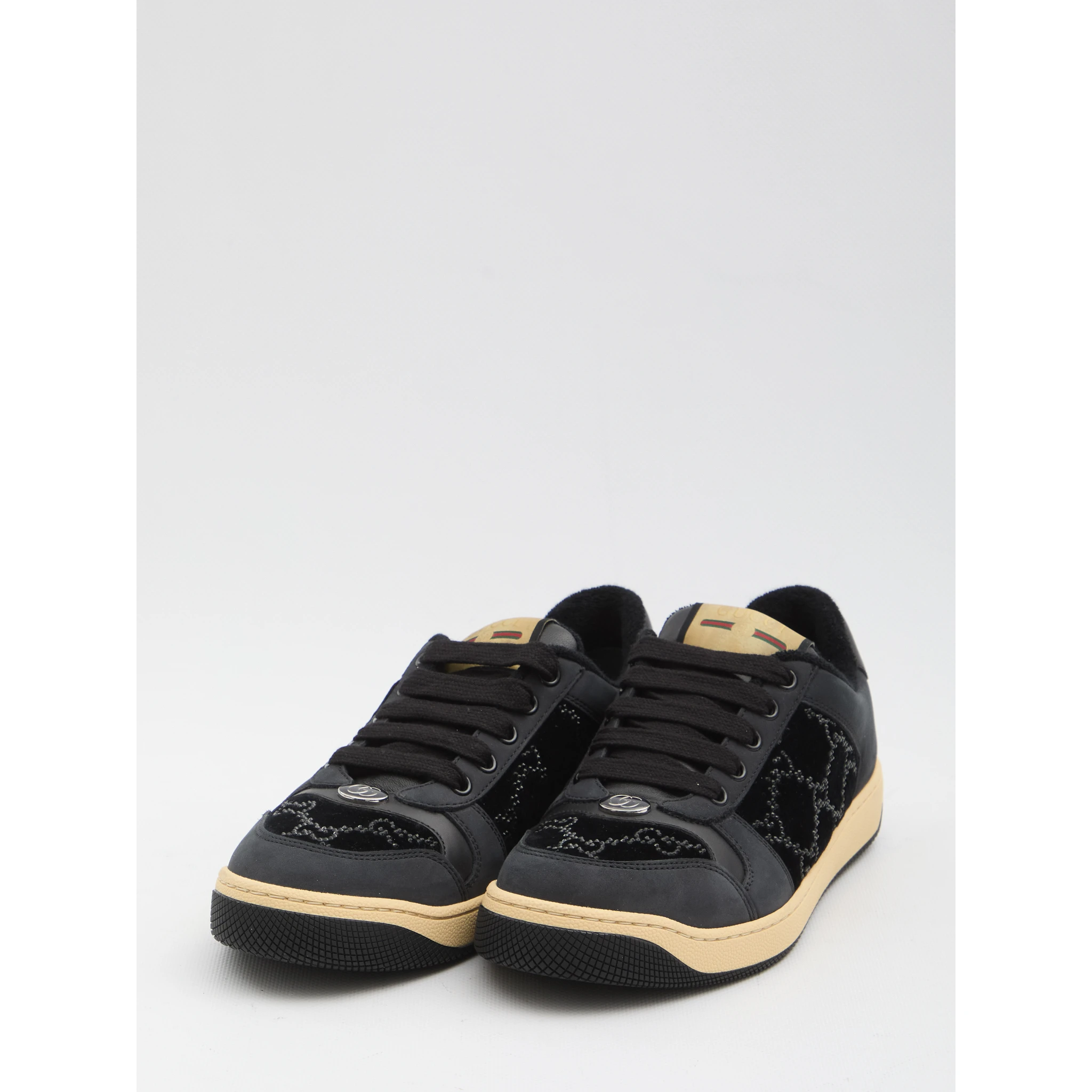 أحذية رياضية للفحص