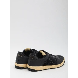 أحذية رياضية للفحص