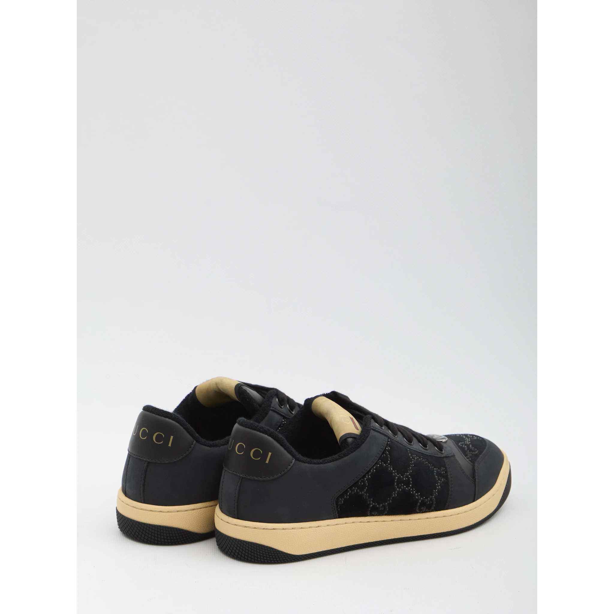 أحذية رياضية للفحص