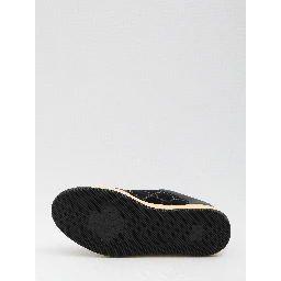 أحذية رياضية للفحص