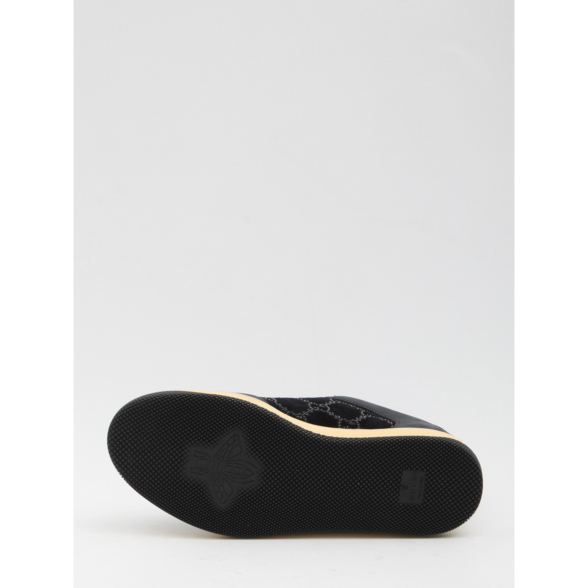 أحذية رياضية للفحص