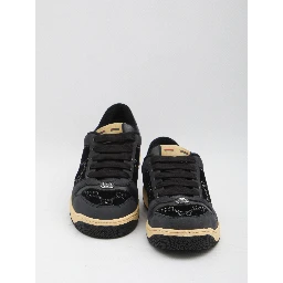 أحذية رياضية للفحص