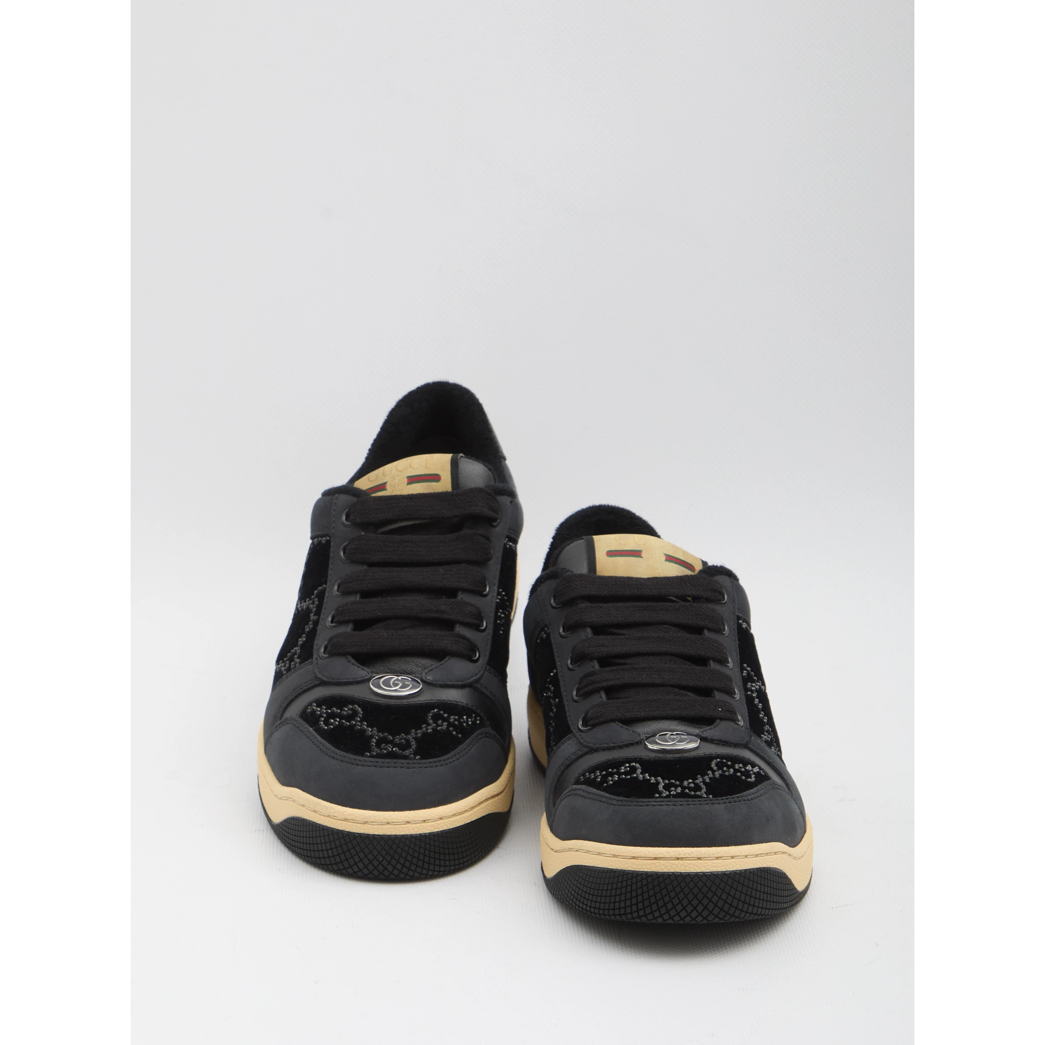 أحذية رياضية للفحص