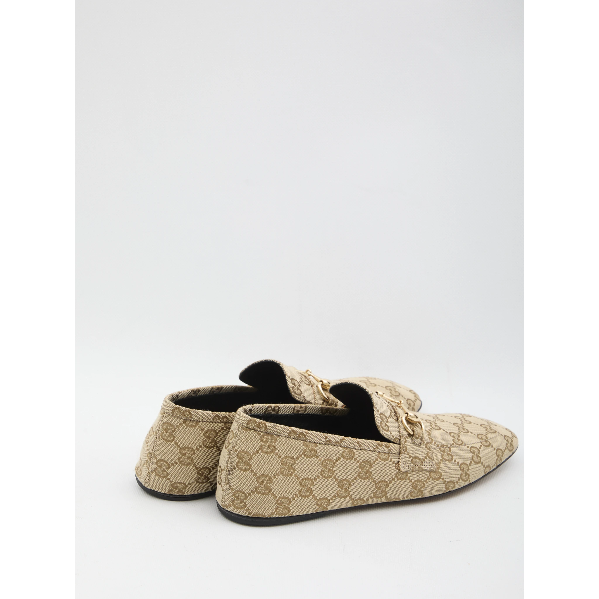 حذاء بدون كعب مزين بلجام حصان