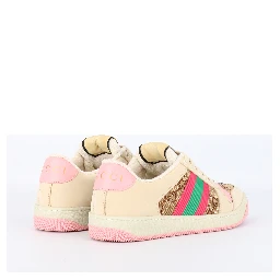 أحذية رياضية للفحص