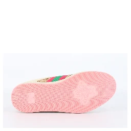 أحذية رياضية للفحص