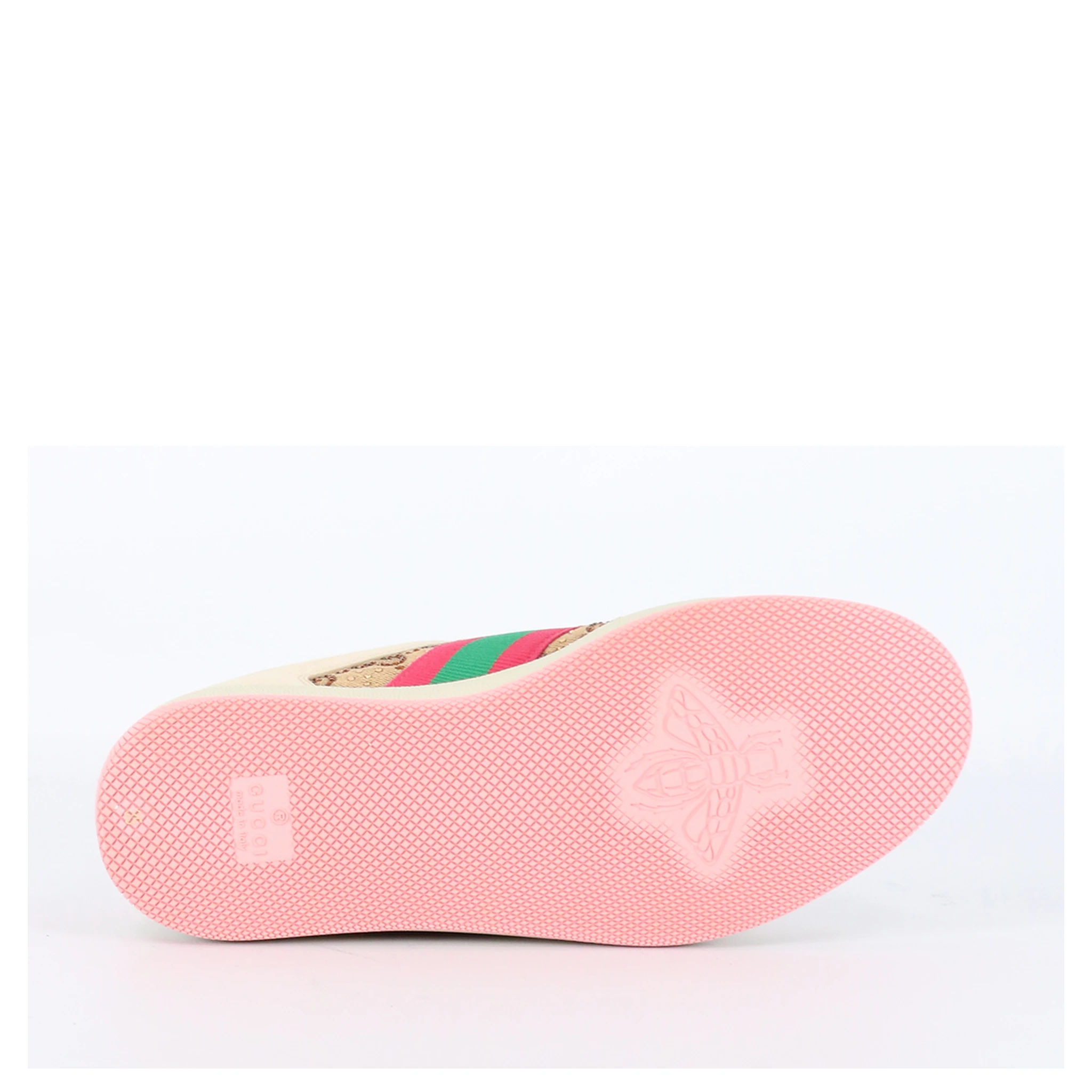 أحذية رياضية للفحص