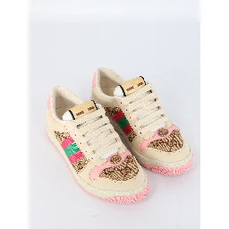 أحذية رياضية للفحص