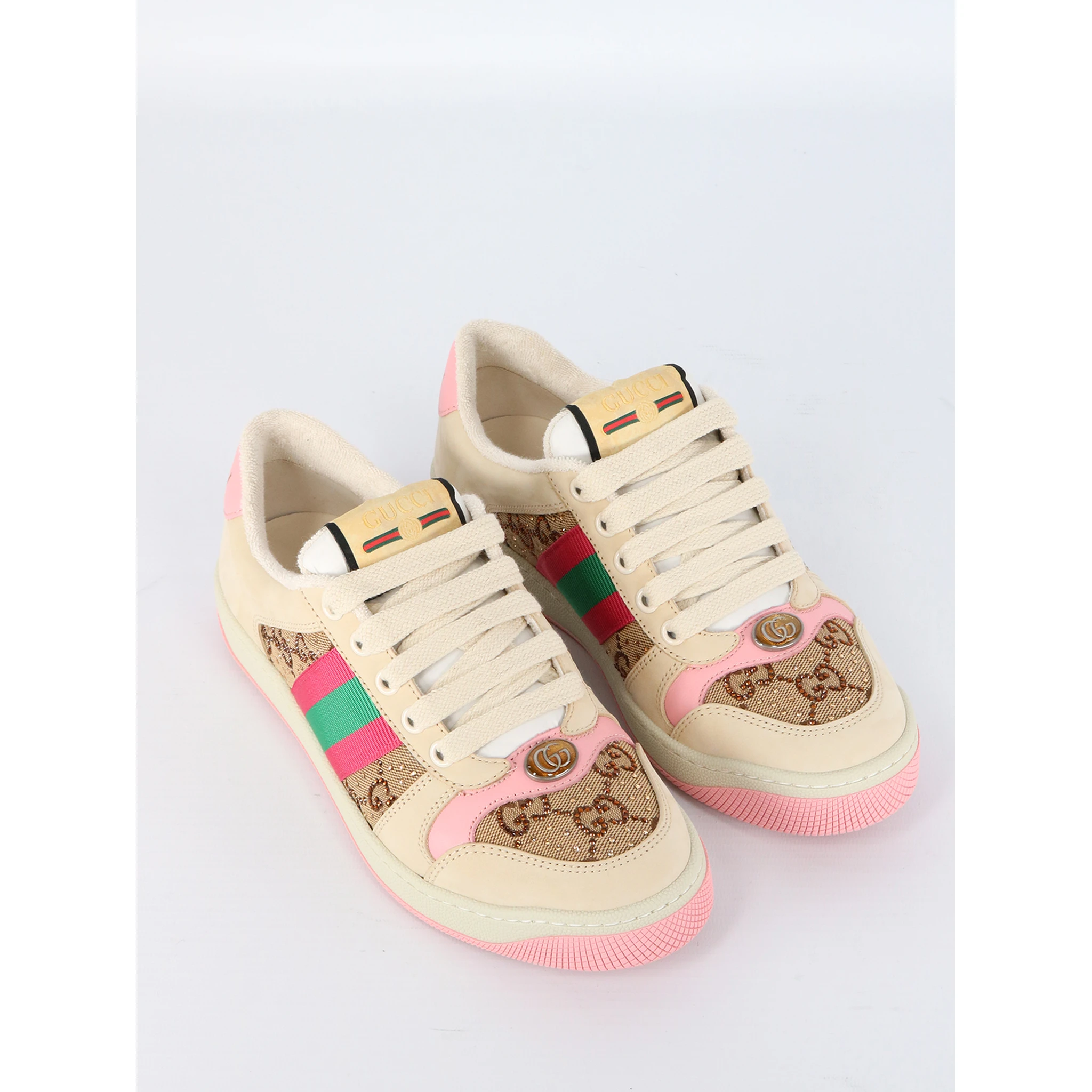 أحذية رياضية للفحص