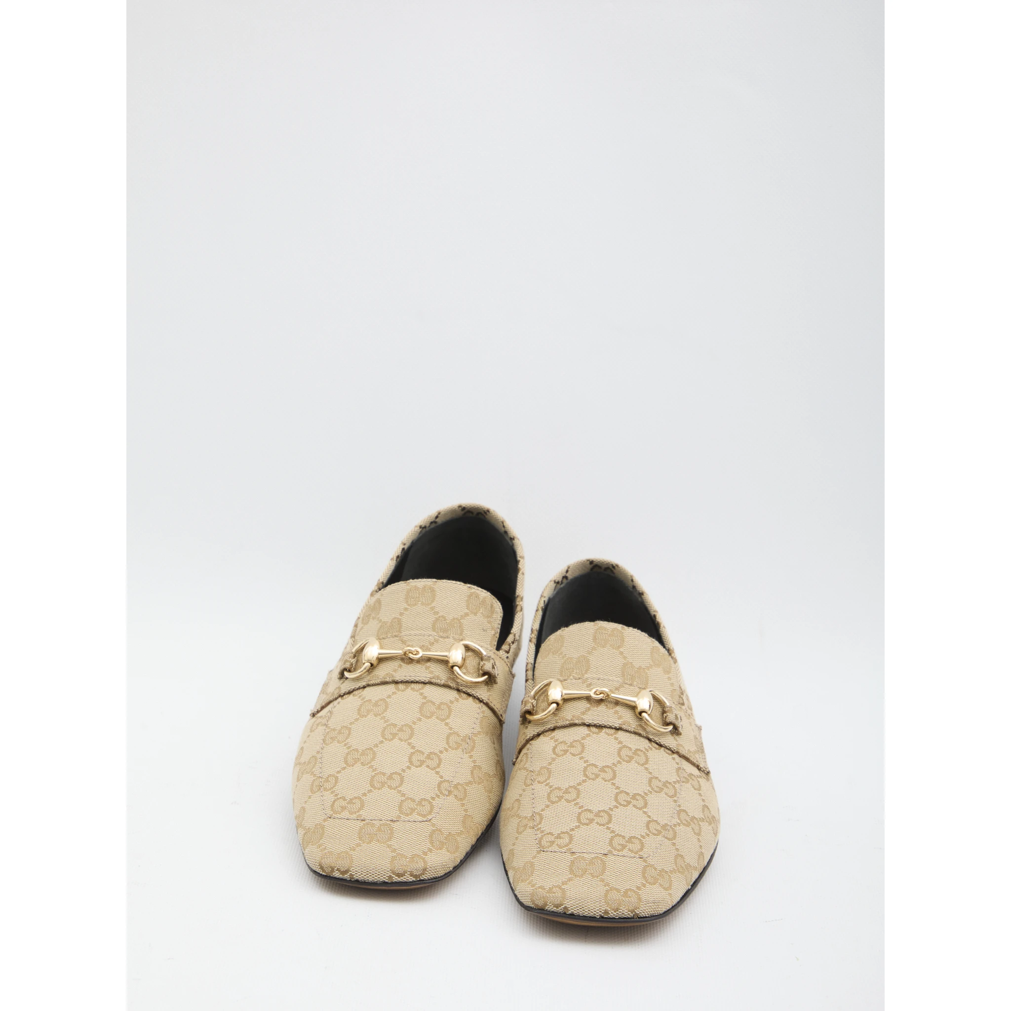 حذاء بدون كعب مزين بلجام حصان