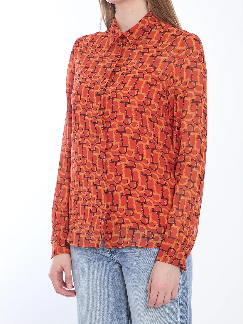 بلوزة حريرية مطبوعة