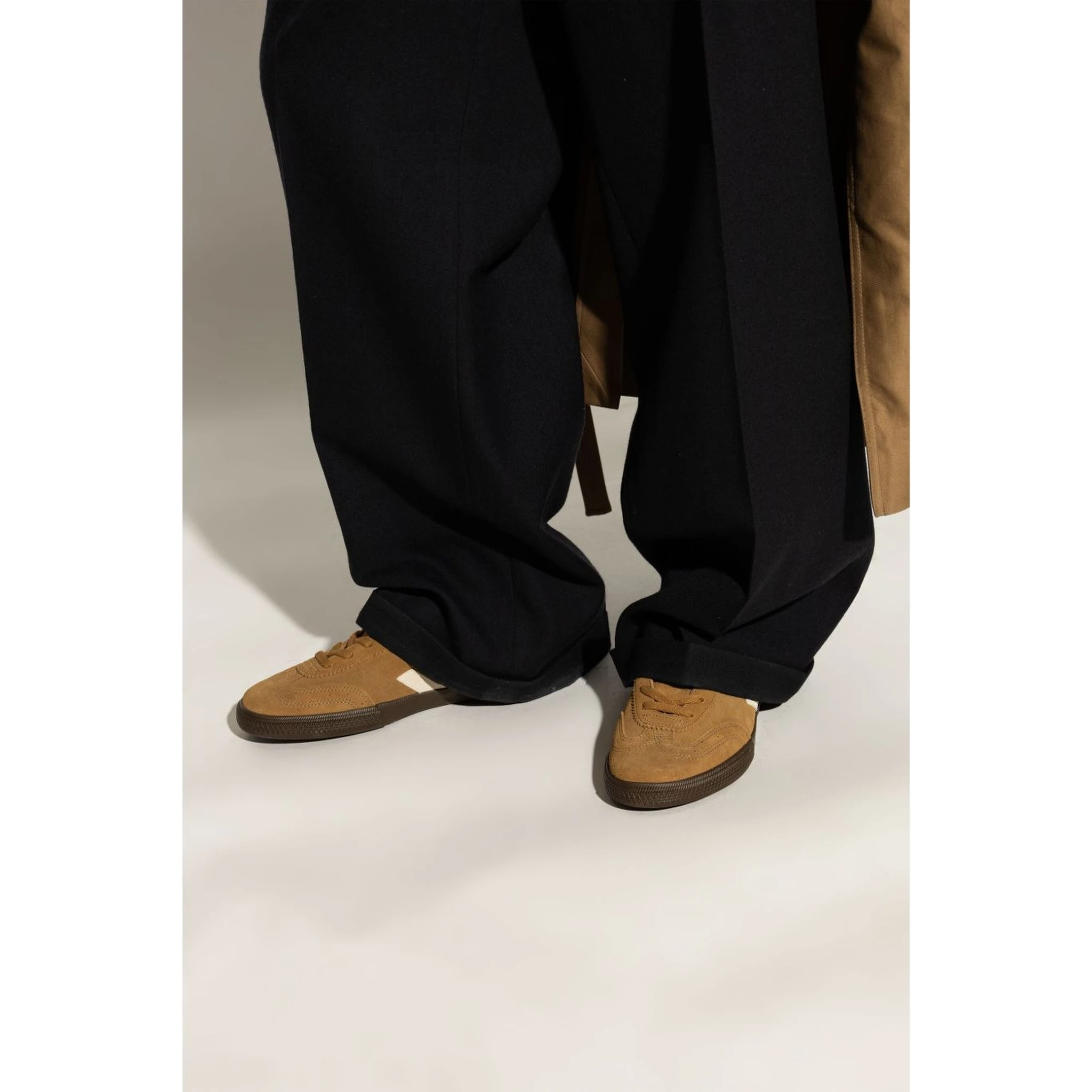 شاهد الأحذية الرياضية