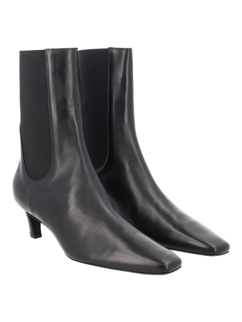 HEELED BOOT