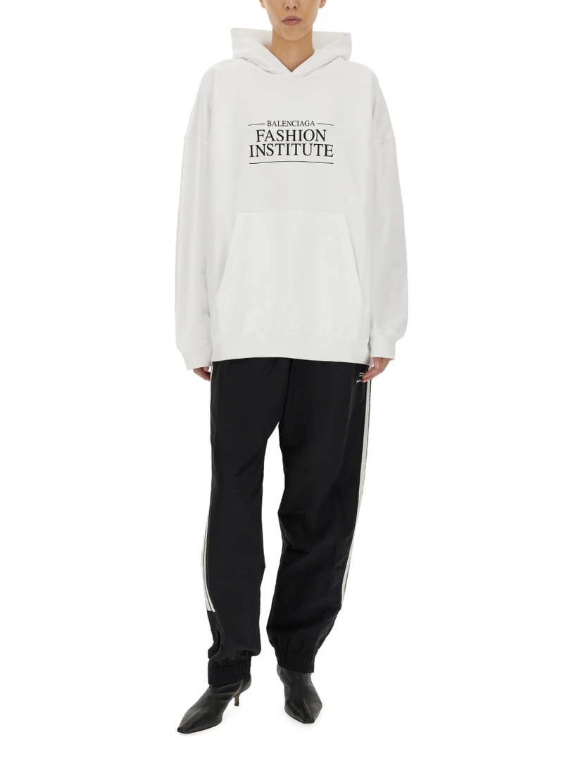 FASHION INSTITUTE LARGE FIT SWEATSHIRT