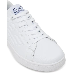 حذاء رياضي أبيض من طراز EA7