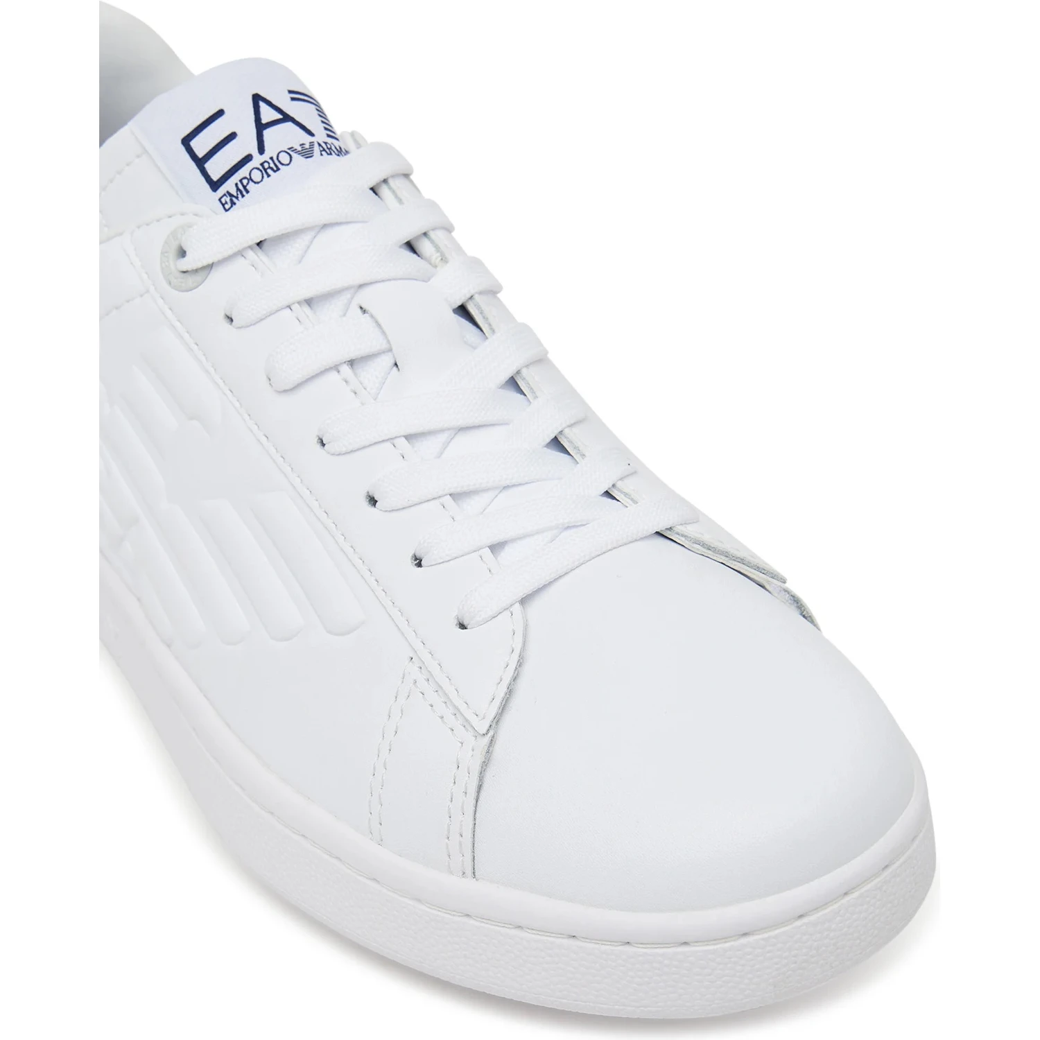 حذاء رياضي أبيض من طراز EA7