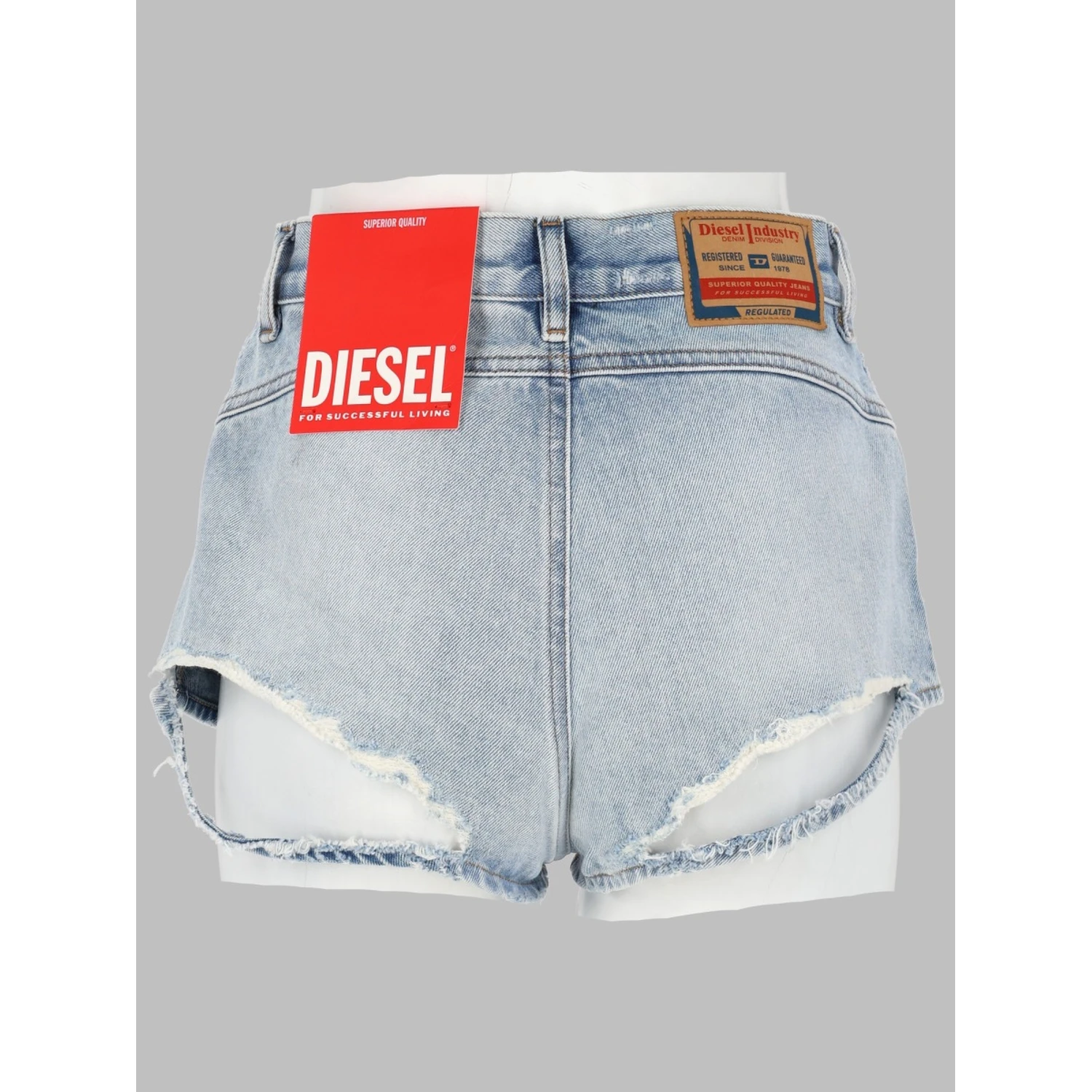 SHORTS IN DENIM CON ORLI SFRANGIATI