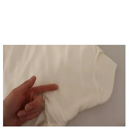 بلوزة حريرية بيضاء كريمية بأكمام طويلة وياقة عالية