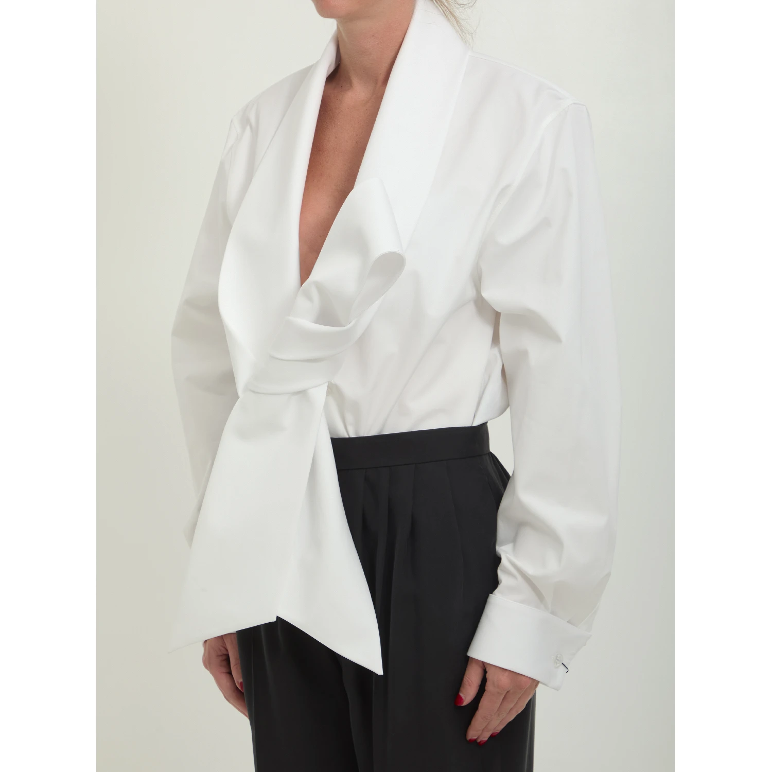 Lavallière collar shirt
