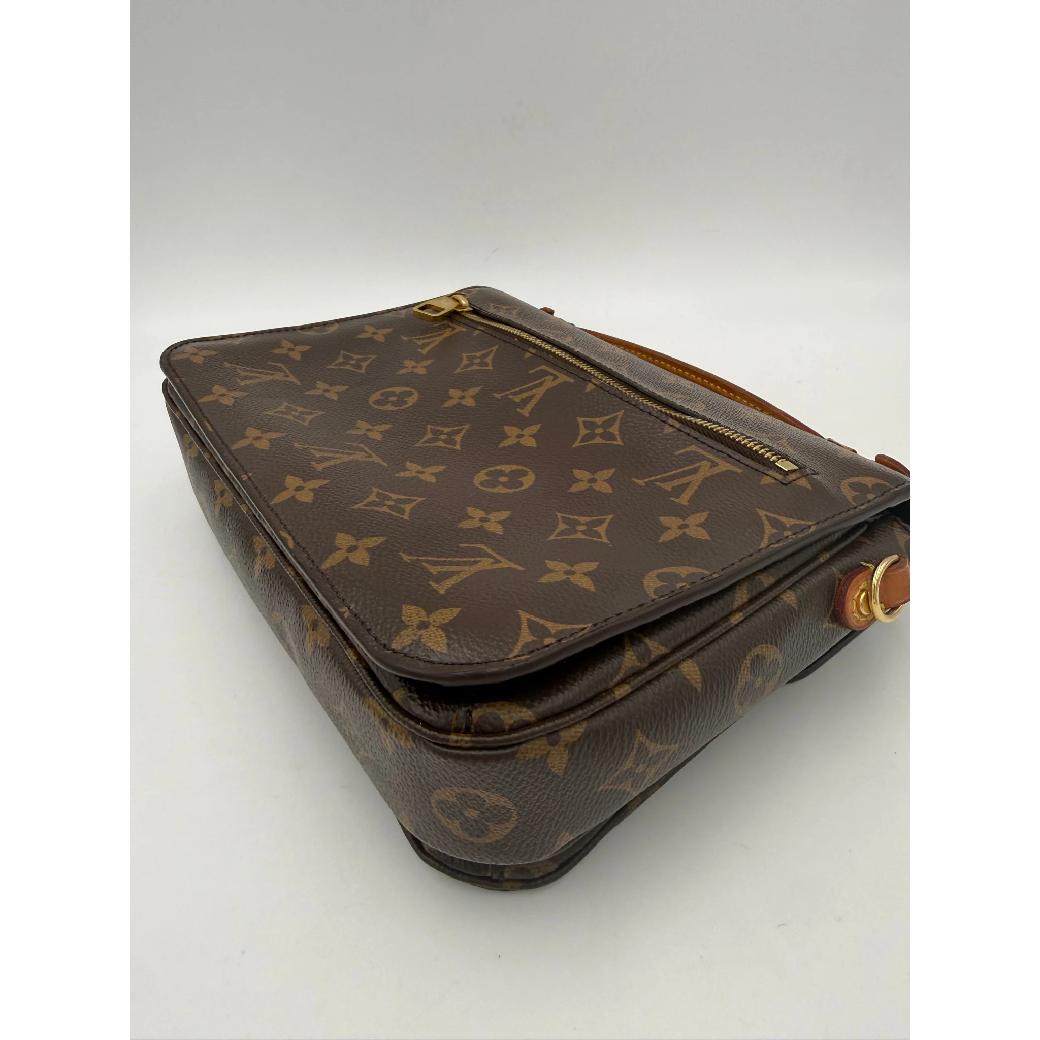 LOUIS VUITTON METIS Monogram Handbag