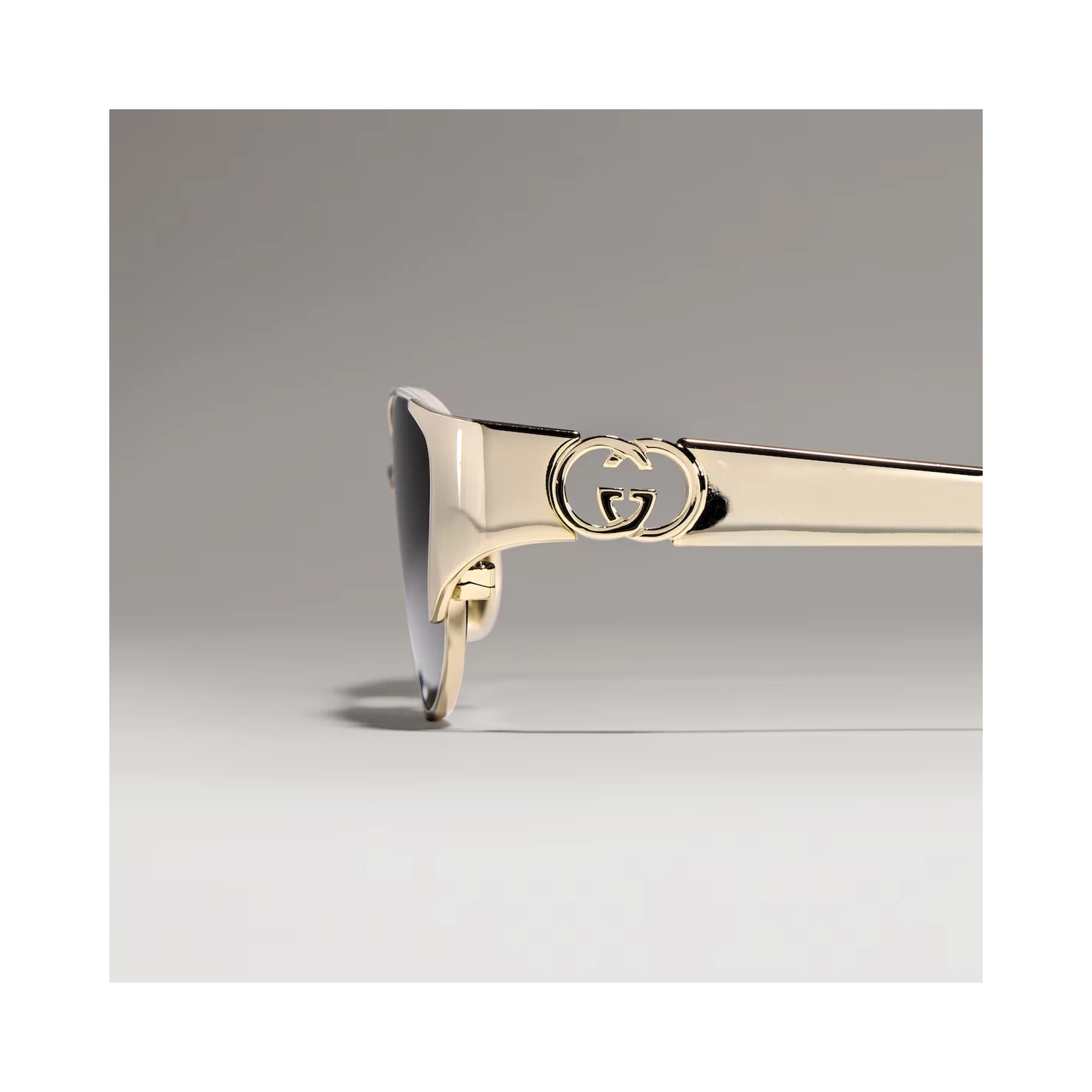 Oval lens sunglasses
