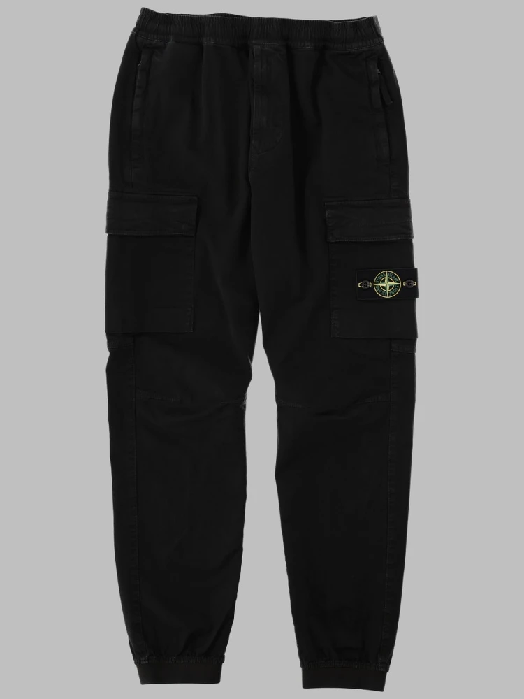 PANTALONE CARGO CON PATCH LOGO