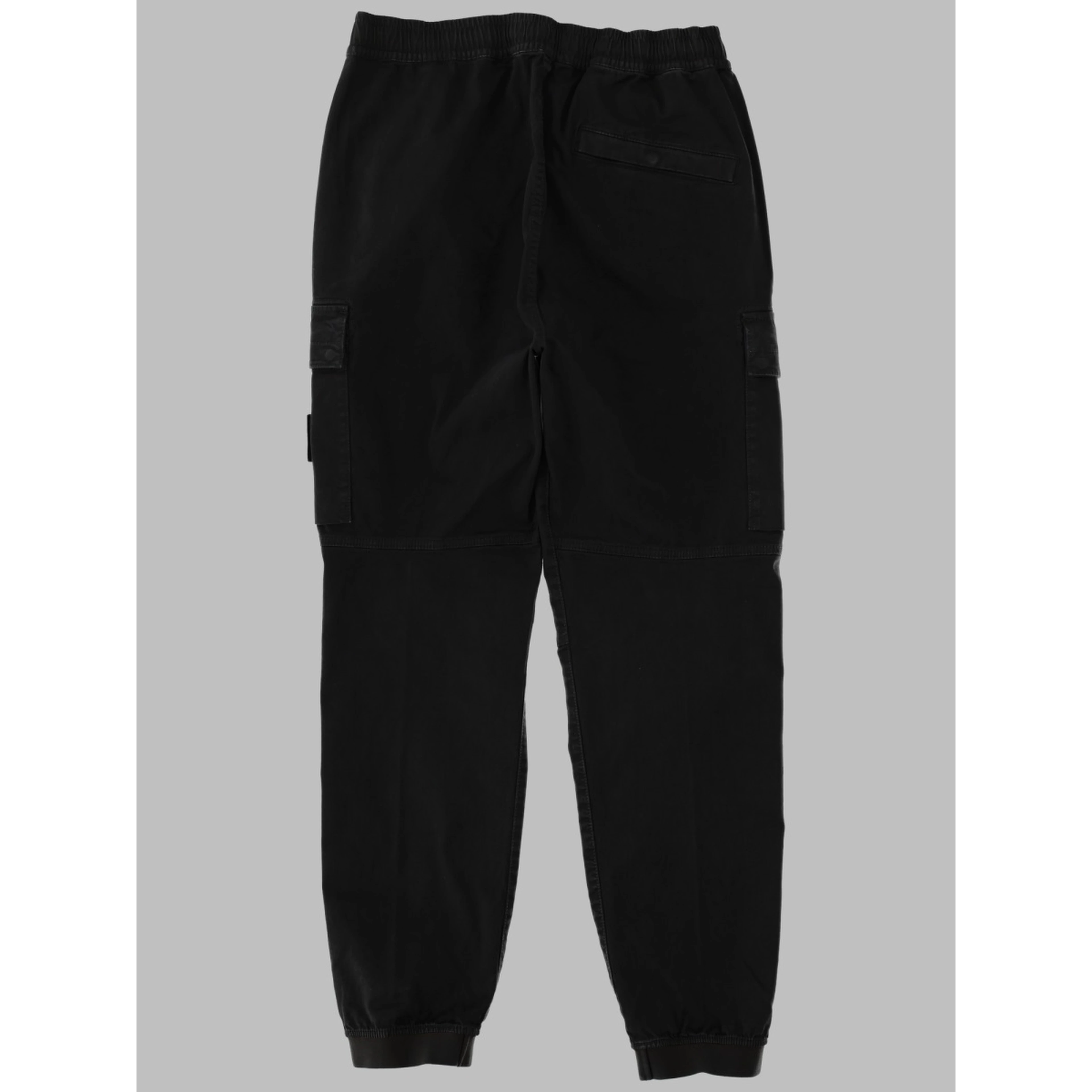 PANTALONE CARGO CON PATCH LOGO