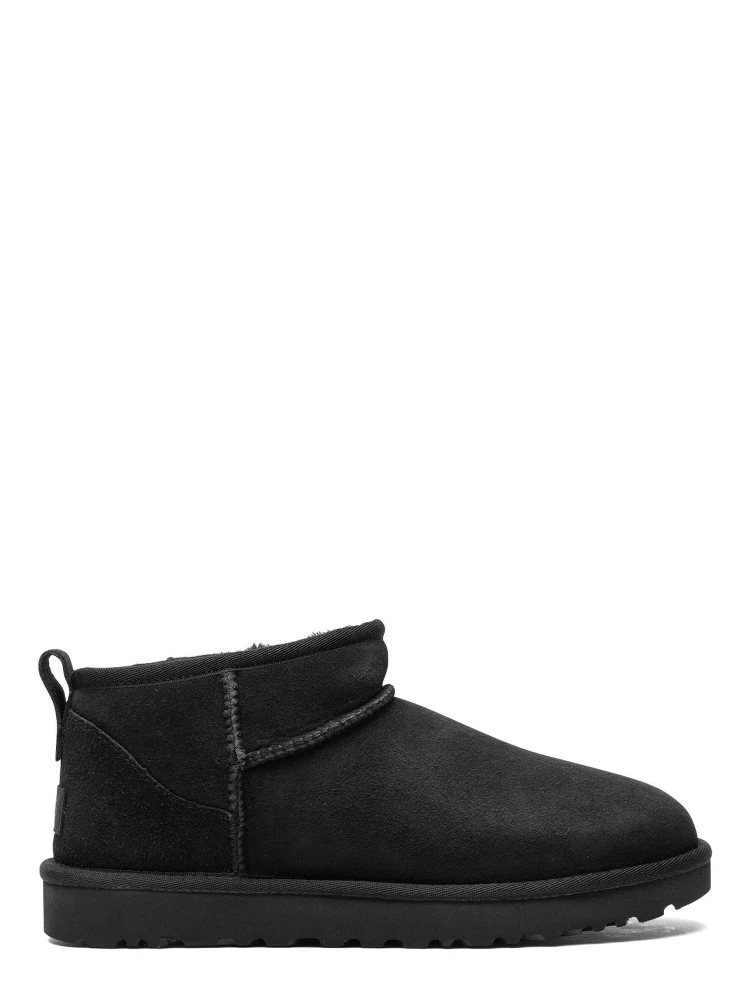 أحذية UGG سوداء