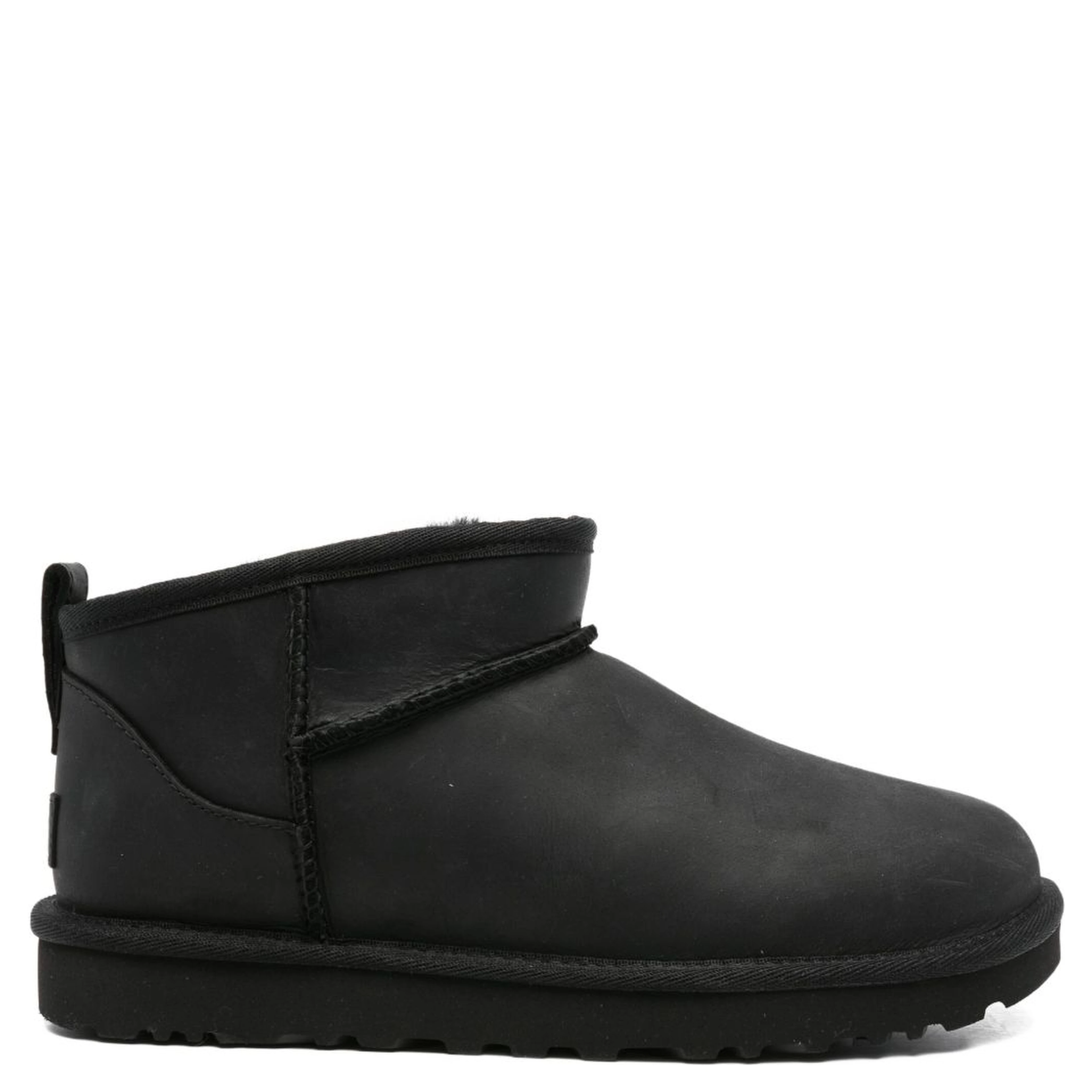 أحذية UGG سوداء