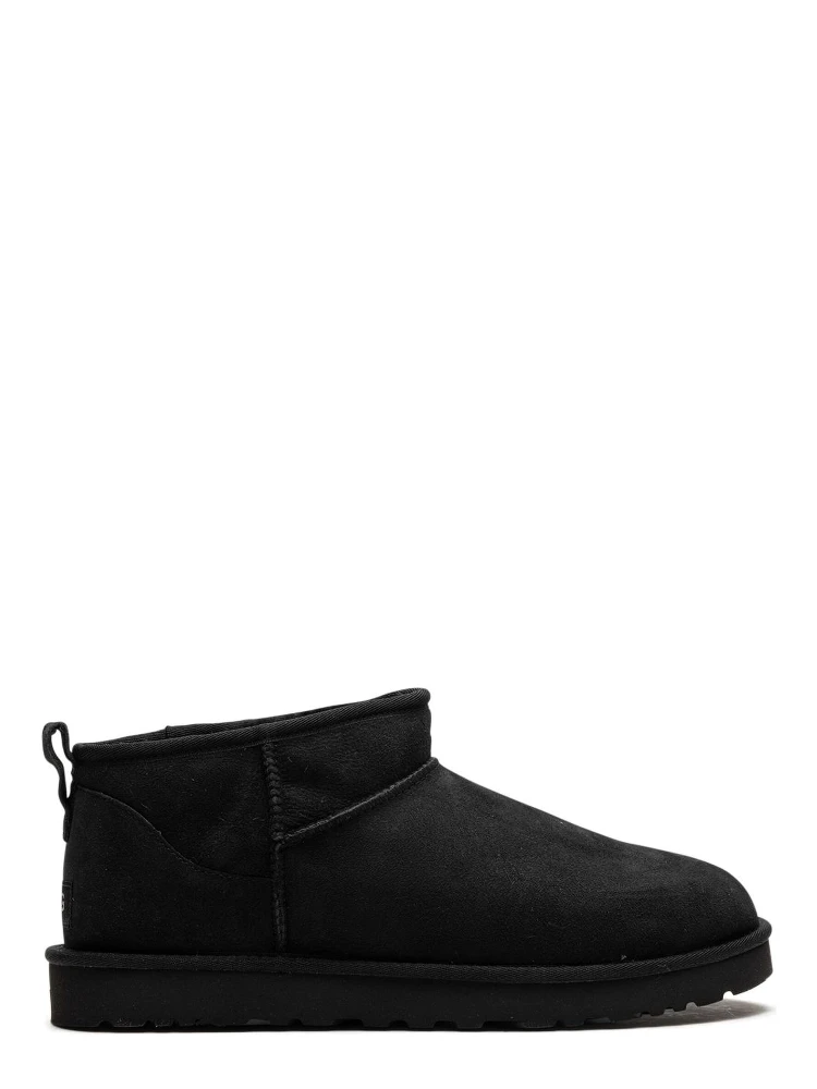 أحذية UGG سوداء