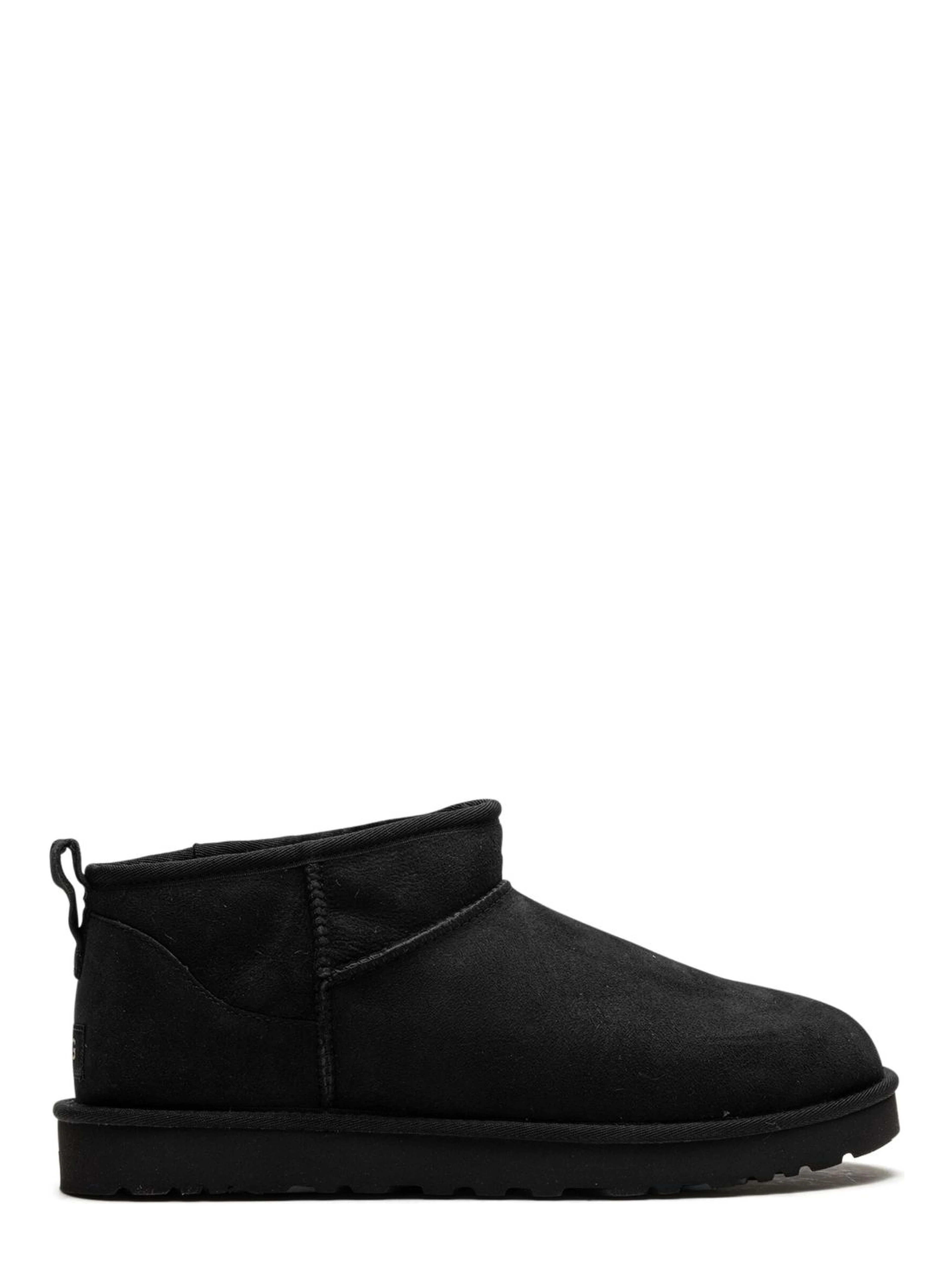أحذية UGG سوداء
