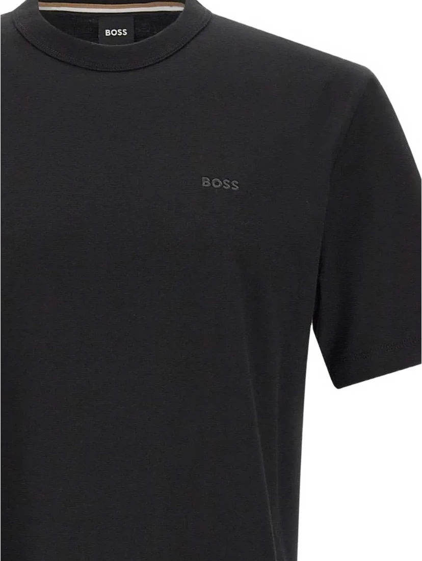 تيشيرتات وبولو سوداء من ماركة BOSS