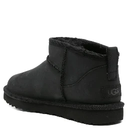 أحذية UGG سوداء