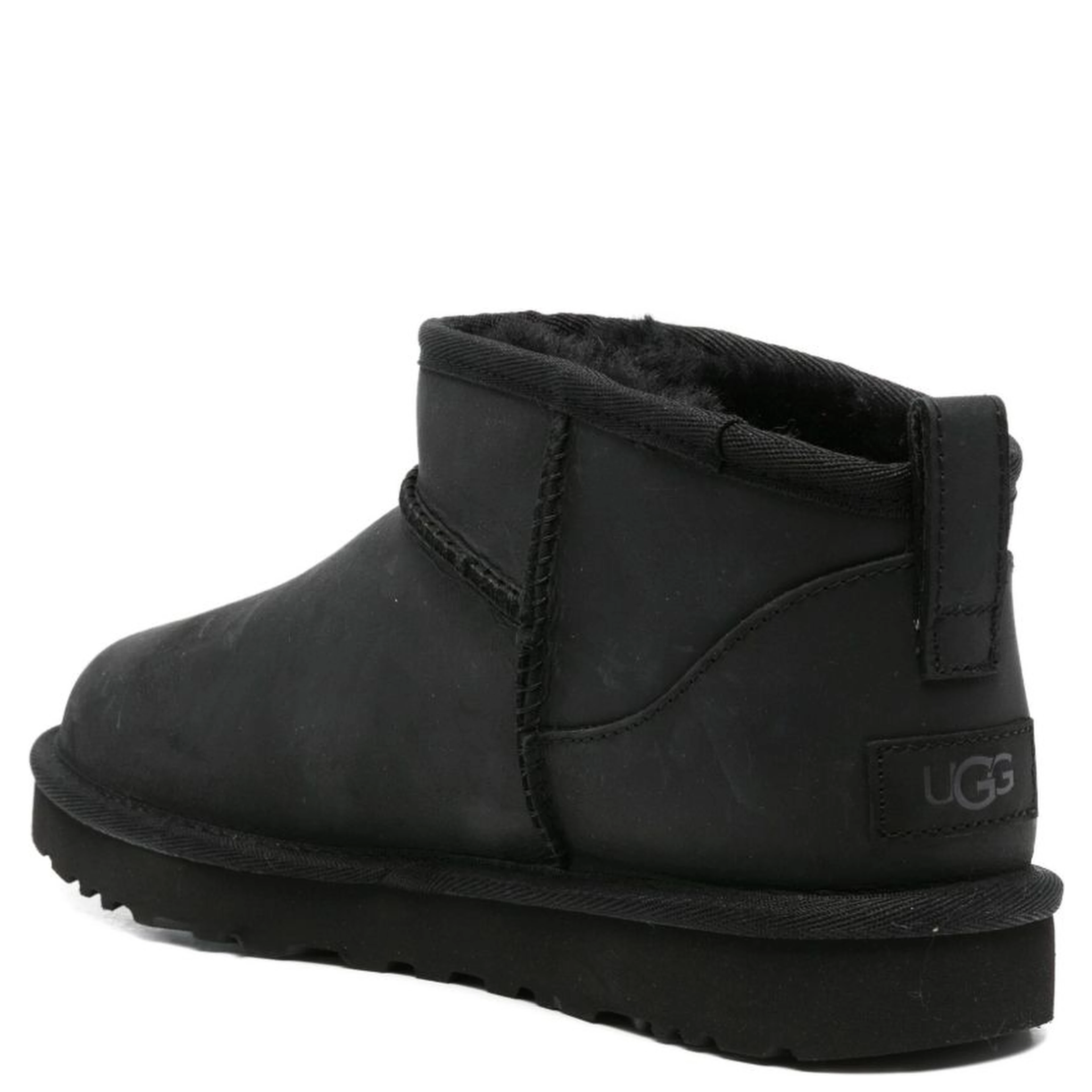 أحذية UGG سوداء