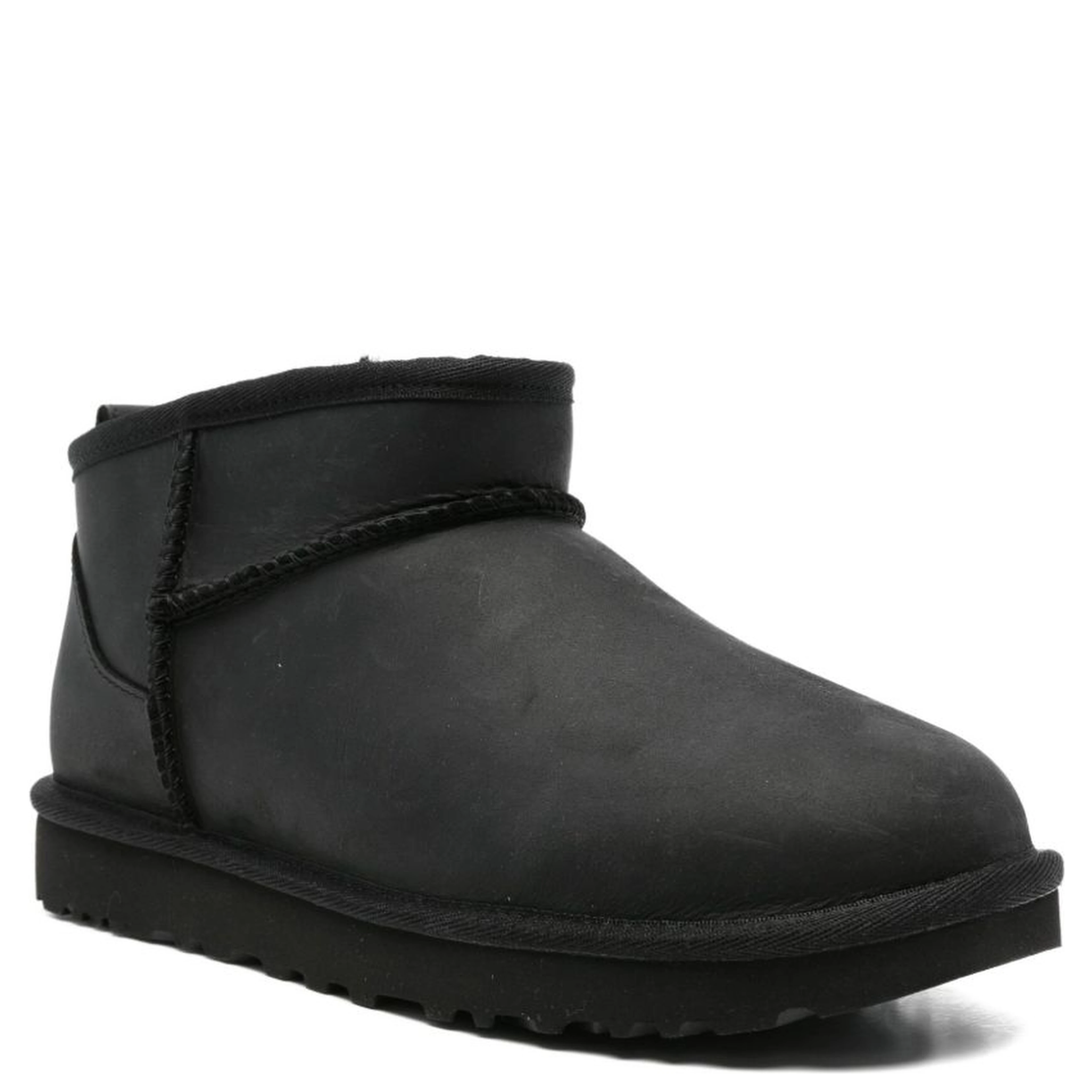 أحذية UGG سوداء