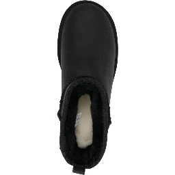 أحذية UGG سوداء