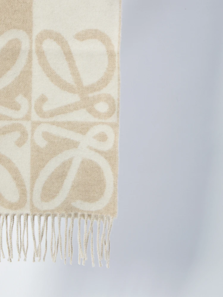 Anagram scarf in wool and cashmere alternative