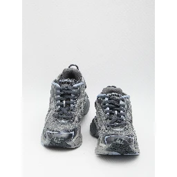 Runner sneakers