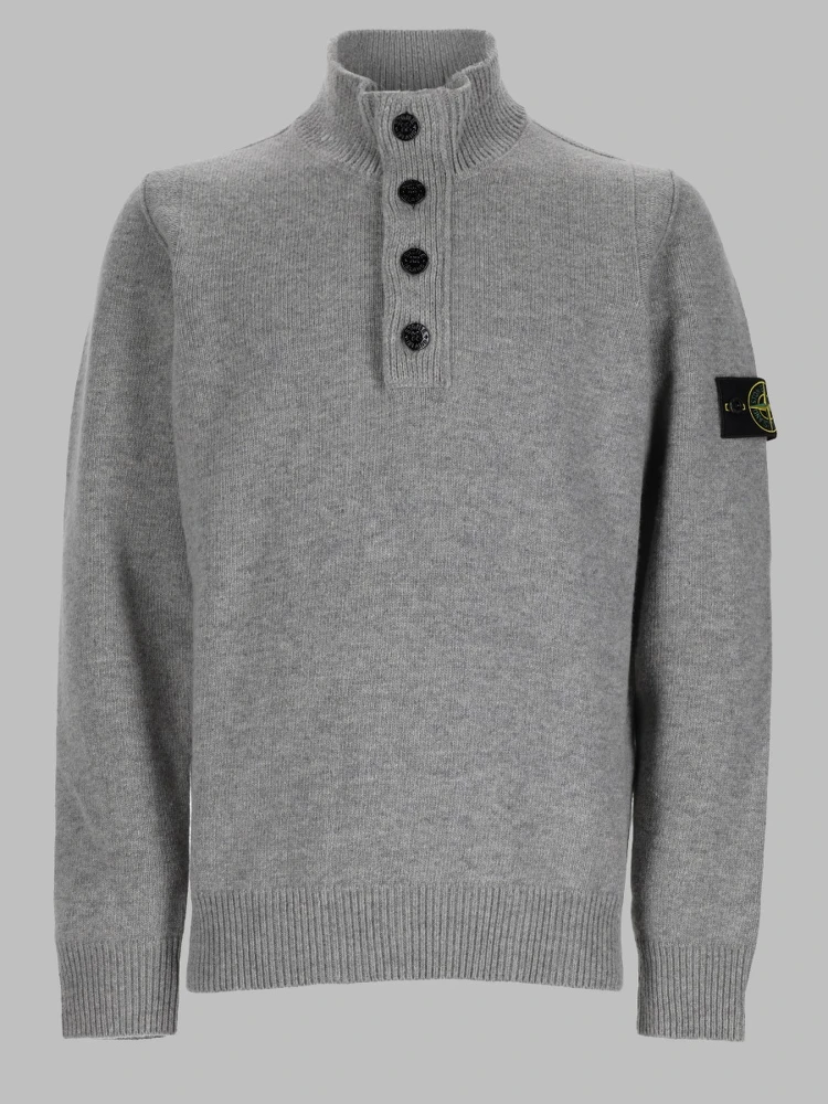 MAGLIA CON BOTTONI E PATCH LOGO