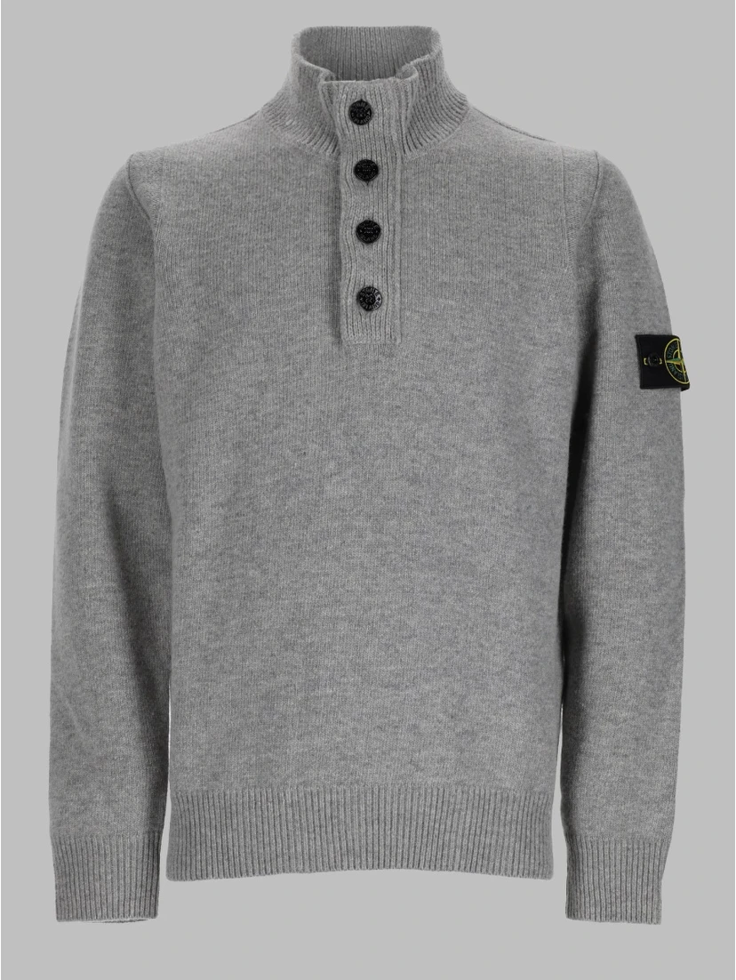 MAGLIA CON BOTTONI E PATCH LOGO